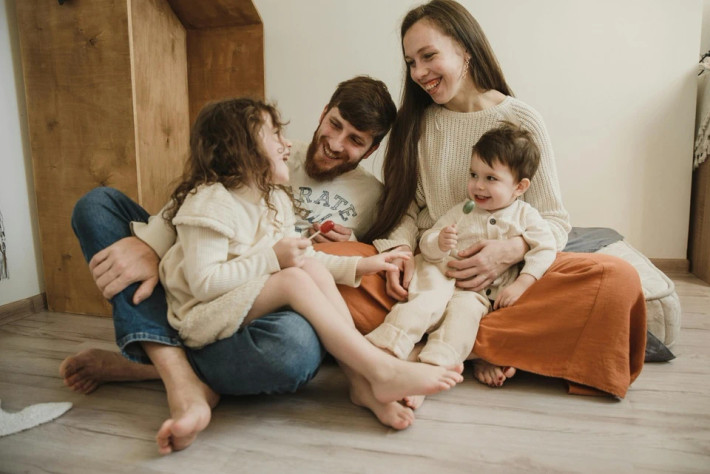 1. "Làm tốt lắm": Theo chuyên gia tâm lý trẻ em Jenn Berman, mỗi khi con học được kỹ năng mới, việc thốt lên những cụm từ chung chung như "Giỏi lắm", "Con làm rất tốt" có thể khiến trẻ phụ thuộc vào sự tán dương hơn là tự tạo động lực. Thay vào đó, cha mẹ hãy dành những lời khen thật sự xứng đáng và càng cụ thể càng tốt. Bạn hãy tập trung vào hành động và nỗ lực của trẻ.