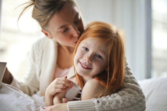 4. "Con ổn mà": Khi đứa trẻ ngã xầy đầu gối, nước mắt giàn giụa, phản xạ của cha mẹ là vỗ về, trấn an rằng không sao đâu. Nhưng câu nói "Con ổn mà" có thể chỉ khiến trẻ cảm thấy tệ hơn. TS Berman khẳng định trẻ khóc là vì chúng không ổn. Lúc này, nhiệm vụ của bạn không phải là phủ nhận cảm xúc của trẻ, mà là giúp chúng hiểu và vượt qua.
