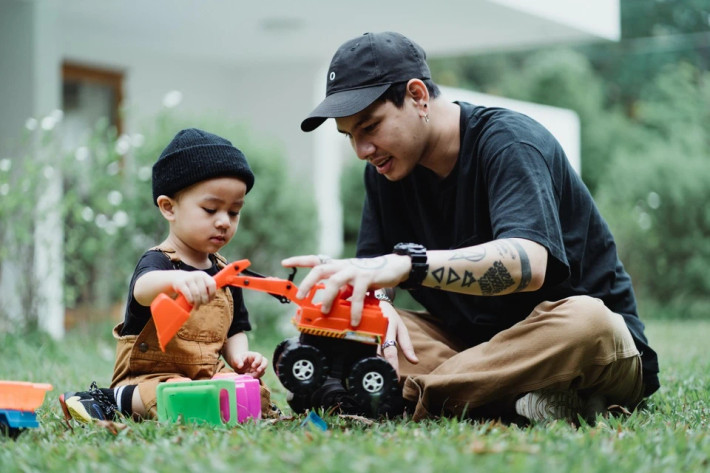 5. "Để bố/mẹ làm giúp": Nhìn thấy con vật lộn với khối lego hay bức tranh ghép, phụ huynh thường muốn xắn tay vào giúp. Nhưng bạn hãy dừng lại. Tiến sĩ tâm lý Myrna Shure cảnh báo việc can thiệp quá sớm có thể cản trở sự độc lập của trẻ. Thay vào đó, bạn hãy đặt những câu hỏi dẫn dắt để con tự tìm ra giải pháp.