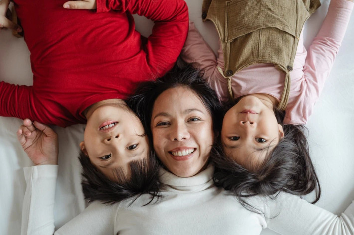 6. "Bố/mẹ không đủ tiền": Đây có thể là câu trả lời quen thuộc của nhiều phụ huynh khi con vòi vĩnh đồ chơi mới. Nhưng vô tình, cha mẹ đang gửi đi thông điệp rằng họ không kiểm soát được tài chính của mình. Điều đó có thể khiến trẻ lo lắng. Thay vì nói "Không đủ tiền", bạn có thể nói "Chúng ta không mua món đồ đó vì đang tiết kiệm cho những thứ quan trọng hơn". Nếu con tiếp tục hỏi, đây chính là cơ hội để bạn bắt đầu thảo luận với con về cách lập ngân sách và quản lý tiền bạc.