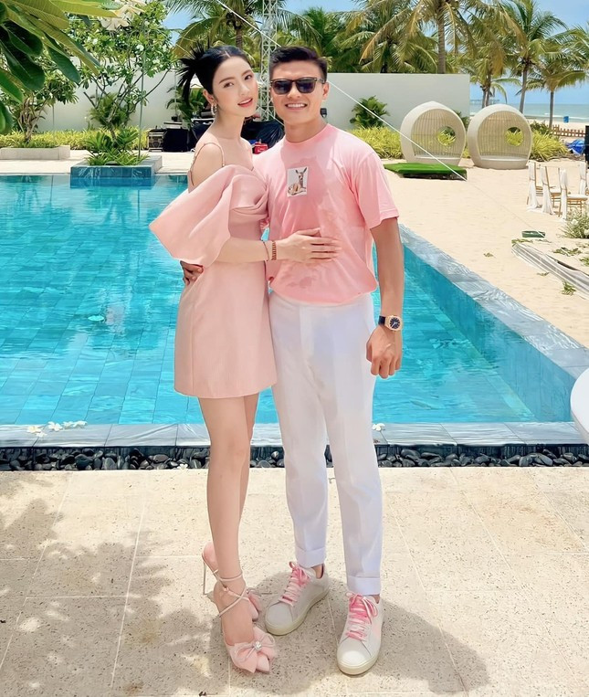 Mới đây, khán giả đã tấm tắc khen Chu Thanh Huyền và Quang Hải đẹp đôi trong một bức ảnh với tông màu ngọt ngào. Chu Thanh Huyền xinh tươi với bộ váy và giày màu hồng cam dịu dàng, và Quang Hải cũng mặc một chiếc áo phông đồng điệu với vợ.