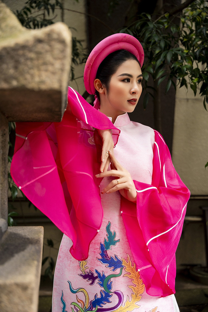 br/> Mỗi khi có cơ hội tham gia các sự kiện giao lưu quốc tế, Ngọc Hân luôn dành nhiều tâm huyết sáng tạo bộ sưu tập áo dài có chủ đề riêng cho từng chương trình, từng quốc gia cô đặt chân đến.