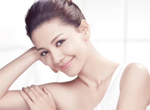 8. Phần cổ tương xứng với hình dạng đầu và mặt: Cổ là bộ phận quan trọng để nâng đỡ đầu, giúp nối liền “cơ quan đầu não” với cột sống. Cổ cũng là bộ phận cơ thể “trọng yếu” để đánh giá vẻ đẹp hình thể người phụ nữ và cũng là một tấm gương chính phản chiếu sức khỏe của con người.