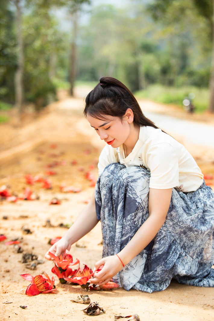 br/> Những thiếu nữ xinh xắn tranh thủ chụp hình lưu niệm bên bông hoa gạo tháng 3. (Ảnh: Rạng Đông)