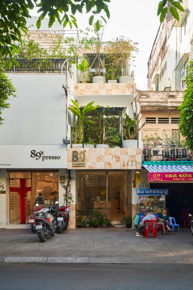 Ngôi nhà 3 tầng trong thành phố đặc trưng với lối kiến trúc nhà ống hẹp ngang dài sâu, xen kẹt giữa các nhà liền kề có cấu trúc tương tự.