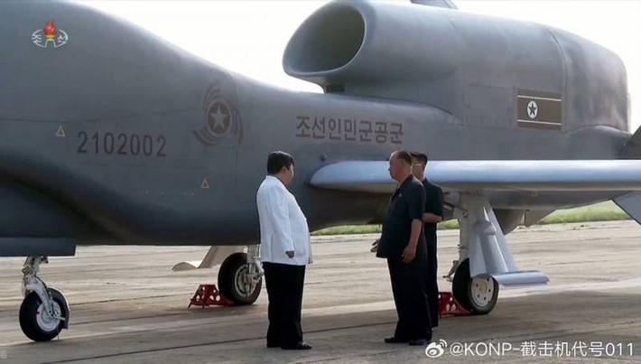 Ý kiến nói trên đã được nhà báo kiêm chuyên gia hàng không người Hàn Quốc - ông Minseok Kim đưa ra trên trang X (trước đây là Twitter) của mình sau khi nghiên cứu hình ảnh nhà lãnh đạo Kim Jong Un tới thị sát phương tiện này. Theo Defense Express.