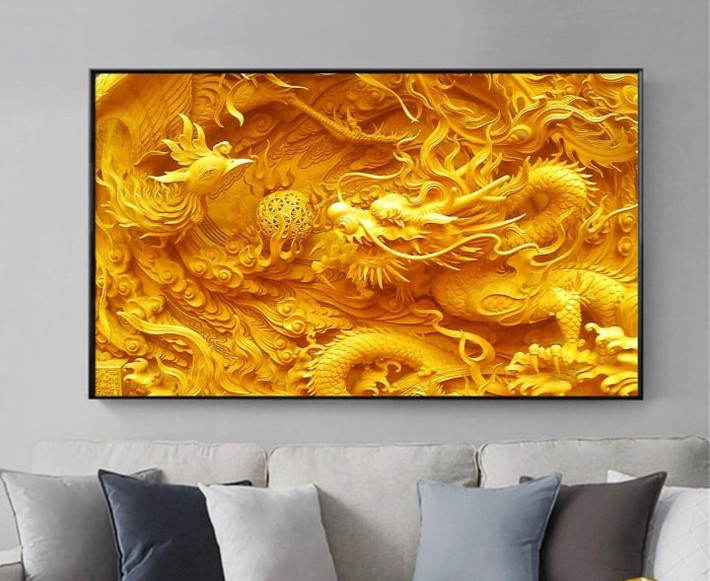 Vì vậy, khi treo tranh có hình rồng cần chú ý để phần đầu rồng hướng vào bên trong nhà với ý nghĩa vái chào tổ tiên. Nếu để phần đầu rồng hướng ra ngoài thì có nghĩa là long tâm chạy hết ra ngoài. Lưu ý, tuyệt đối không để phần đầu của rồng hướng về phía phòng ngủ.