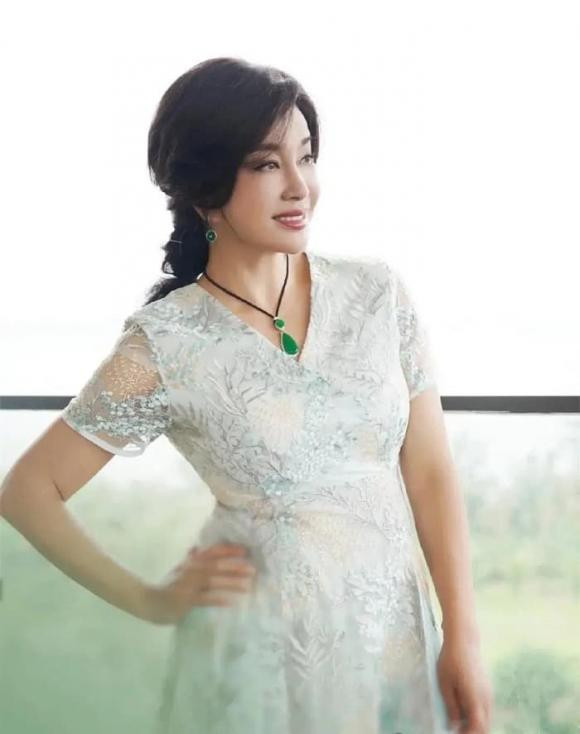 Cũng giống như bộ trang phục thời trang dưới đây của Lưu Hiểu Khánh, chiếc vòng cổ ngọc bích tương tự không chỉ có thể kết hợp với váy dài gợi cảm mà còn có thể kết hợp với váy ngắn đời thường để tạo nên nét nữ tính khác lạ. Khi đeo khuyên tai bằng ngọc, cô ấy có một cảm giác kiêu hãnh tự nhiên. Người ta nói rằng ngọc đẹp nuôi dưỡng con người, và điều này có vẻ đúng.