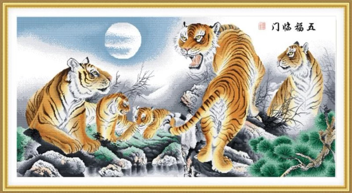 Không treo tranh hổ trong phòng khách: Trong phòng khách không được treo tranh hổ, dễ gặp phải đại họa sát thân. Đặc biệt là khi đầu hổ theo hướng vào trong nhà lại càng không may mắn.