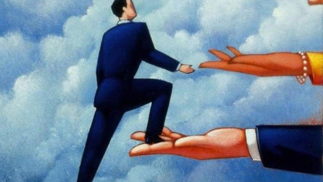 Người sẵn lòng giúp đỡ chúng ta: Nhưng khi khó khăn sẽ quay đầy dứt khoát đi, chỉ sợ tránh không kịp kiếp nạn mà bản thân bị thiệt.