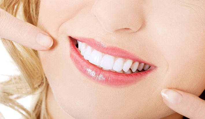 Môi đỏ và răng trắng: Những người có môi hồng tự nhiên, răng trắng nếu là nam giới thường dễ gặp được người khác phái tốt bụng và trở nên giàu có nhờ có vợ. Đa số những người giàu sang, phú quý đều có những nét tướng này. Dù nam hay nữ cũng đều thông minh, khôn khéo hơn người.
