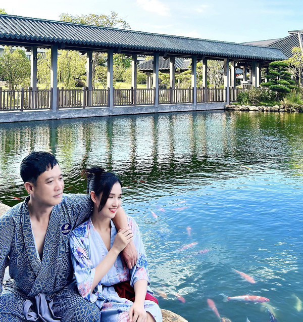 br/> Ông xã Lã Thanh Huyền tên là Trần Anh, một doanh nhân gốc Hà Nội, là giám đốc một công ty xây dựng, nội thất có tiếng, hơn cô 12 tuổi. Cặp đôi lên xe hoa vào năm 2011 sau 4 năm tìm hiểu và hẹn hò. Trong mắt Lã Thanh Huyền, chồng cô là người khá lạnh lùng nhưng lại rất tình cảm và luôn chiều chuộng cô. Chính nhờ sự cư xử tinh tế của ông xã mà cả 2 mới có thể gắn bó với nhau hơn chục năm qua.