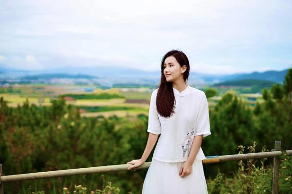 Lã Thanh Huyền sinh năm 1985, từng là quán quân cuộc thi Phụ Nữ Thế Kỷ 21 năm 2006. Cô bắt đầu bén duyên với phim ảnh bằng vai diễn đầu tiên trong "Hoa Xuyến Chi" vào năm 2004.