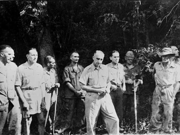 Vào lúc 17h30 ngày 7/5/1954, ông Tạ Quốc Luật - Chỉ huy trưởng, Đại đội 360, Trung đoàn 209, Sư đoàn 312 bắt sống tướng Đờ Cát tại chính bàn làm việc trong căn hầm chỉ huy. Tướng Đờ Cát và 20 sĩ quan tùy tùng đầu hàng vô điều kiện, cùng đi ra khỏi căn hầm giữa 2 hàng súng của các chiến sĩ quân đội Việt Nam. Ảnh tư liệu: TTXVN.