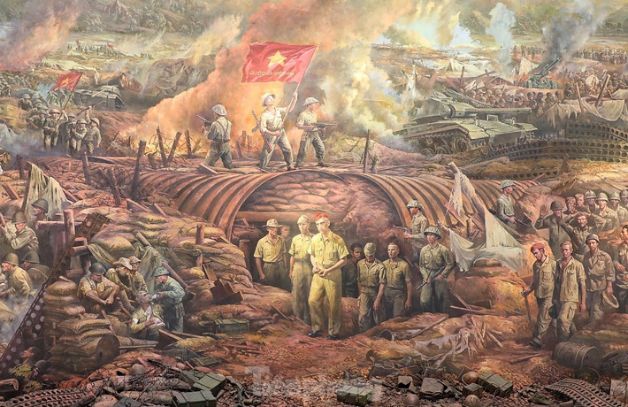 Chủ tịch Hồ Chí Minh khẳng định "chiến thắng Điện Biên Phủ như là một mốc son chói lọi bằng vàng của lịch sử". Trong ảnh là phân cảnh tướng Đờ Cát bị dẫn ra khỏi hầm trong bức tranh panorama về chiến dịch Điện Biên Phủ tại Bảo tàng Chiến thắng lịch sử Điện Biên Phủ.
