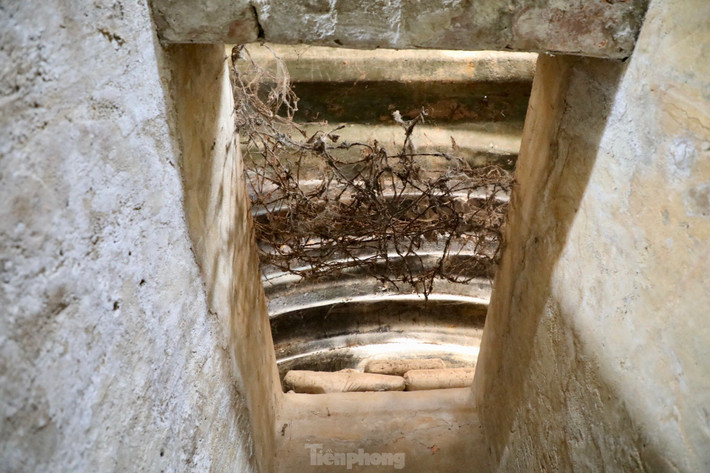 Xung quanh hầm là hàng rào phòng thủ với hệ thống dây kẽm gai dày đặc.