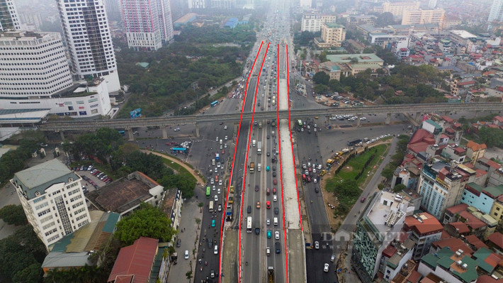Dự án xây dựng hai đơn nguyên cầu đô thị và tổ chức giao thông nút giao Mai Dịch (quận Cầu Giấy, Hà Nội) được triển khai trên chiều dài khoảng 760 m. Điểm đầu công trình nằm trên đường Phạm Văn Đồng (km19+000), điểm cuối nằm trên đường Phạm Hùng (km19+700, theo lý trình đường Vành đai 3). Trong ảnh, đường kẻ chỉ màu đỏ là hình hài 2 cầu vượt đô thị.