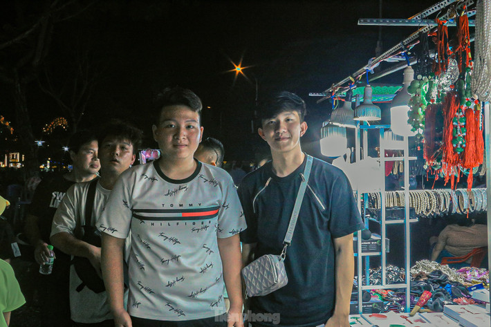 Bạn Phạm Nguyễn Thanh Vinh, sinh viên năm 2 trường ĐH Duy Tân cho biết: Việc đến những nơi đông đúc, nhộn nhịp mang lại cảm giác thoải mái, thư giãn đầu óc nên vẫn thường rủ bạn đi dạo sau những giờ học căng thẳng. "Dạo phố đêm, cùng thưởng thức các món ăn ngon, bổ, rẻ ở chợ đêm sẽ là những kỷ niệm khó quên của đời sinh viên" Vinh nói.