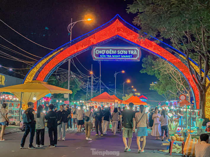 Chợ đêm Sơn Trà thu hút du khách trong và ngoài nước khi đến Đà Nẵng. Chợ đêm này được đưa vào hoạt động từ năm 2018, nằm ngay khu vực bờ đông cầu Rồng là địa điểm du lịch độc đáo của Đà Nẵng về đêm. Những ngày đầu năm, chợ đêm Sơn Trà luôn nhộn nhịp, tấp nập khách.