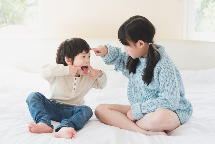 Không biết các bạn có để ý đến vấn đề này không. Anh chị em tuy lớn lên trong cùng một gia đình nhưng khi trưởng thành sẽ có số phận khác nhau. Có em thuận buồm xuôi gió, vui vẻ, ngọt ngào, có em lại trải qua thăng trầm, sống một cuộc đời khó khăn.