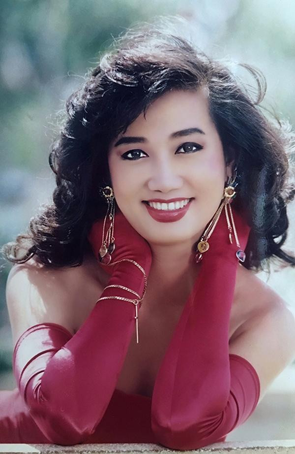 ##b###Kim Khánh ở thập niên 90 nổi lên như một tượng đài nhan sắc so với các người đẹp cùng thời. Chị được xem là một trong các đại mỹ nhân màn ảnh Việt cùng với Diễm Hương, Việt Trinh, Hiền Mai, Y Phụng, Mộng Vân, Lý Thu Thảo..