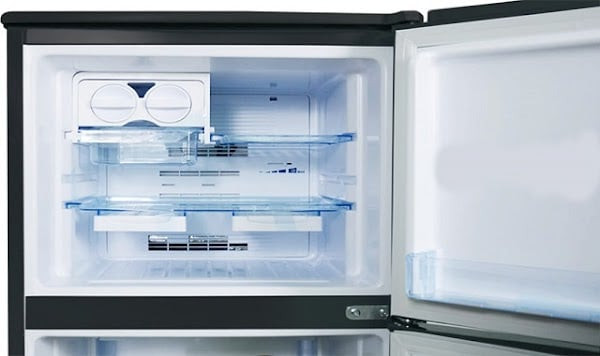 Theo đó, một chiếc tủ lạnh trống không lại được coi là biểu tượng của sự nghèo đói, thiếu thốn. Do vậy, để tránh điềm báo không may mắn này, ngay cả khi không có thức ăn, tủ lạnh cũng nên được chứa những vật dụng khác như nước uống hoặc thực phẩm khô để đảm bảo sự “đầy đủ”, góp phần duy trì và cải thiện vận khí tài lộc cho gia đình. *Thông tin chỉ mang tính tham khảo, chiêm nghiệm