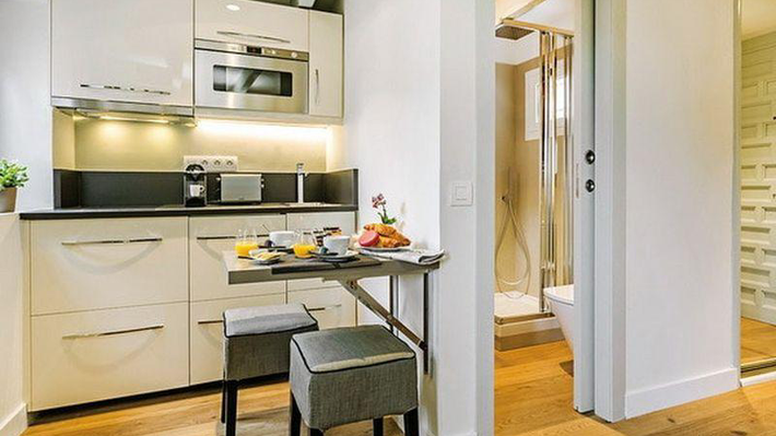 Kị đặt tủ lạnh đối diện nhà vệ sinh: Theo quan điểm phong thủy, không nên bố trí tủ lạnh đối diện với cửa nhà vệ sinh. Nhà vệ sinh được xem là nơi mạnh mẽ về yếu tố Thủy, và sự đối mặt trực tiếp với tủ lạnh có thể làm tăng sự ảnh hưởng của yếu tố này, mang theo những điều không may mắn và "năng lượng bẩn" từ nhà vệ sinh.