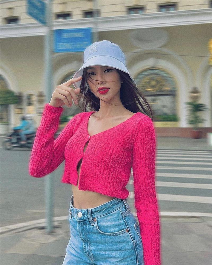 hiếc áo croptop tông màu hồng choé kén người mặc cũng được Thùy Tiên diện một cách sành điệu