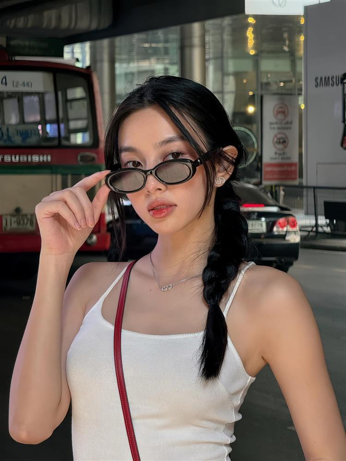 ##ss###style="text-decoration: underline;">Thuỳ Tiên cũng rất yêu thích chiếc áo croptop tông màu sặc sỡ như màu cam nổi bật