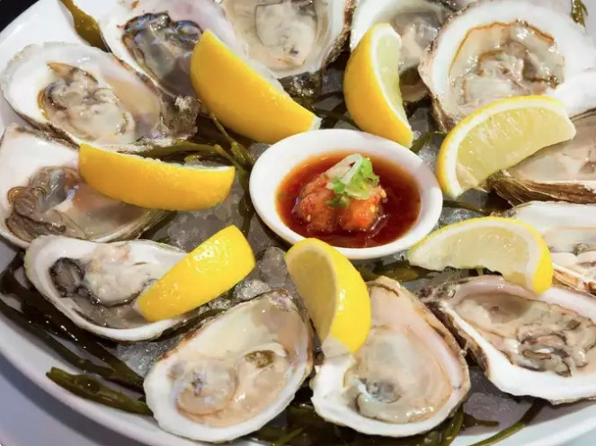 Hàu: Hàu là một trong những nguồn giàu kẽm, axit béo omega 3 và các khoáng chất thiết yếu như kẽm, giúp tăng lượng kẽm trong cơ thể một cách tự nhiên. Hàu nấu chín có khoảng 78,6 mg kẽm trên 100 gam.