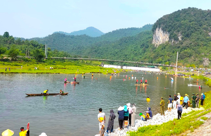 Hội thi diễn ra sôi nổi và thu hút được đông người dân về tham gia.