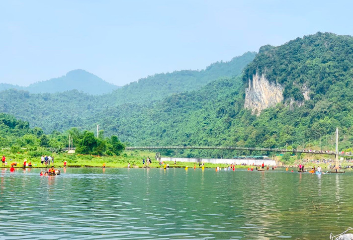 Ngày 14/4, xã Môn Sơn (huyện Con Cuông, Nghệ An) tổ chức Hội thi bắt cá trên sông Giăng. Đây là một trong những hoạt động nằm trong khuôn khổ Lễ hội Môn Sơn - Lục Dạ năm 2024 được tổ chức thường niên.