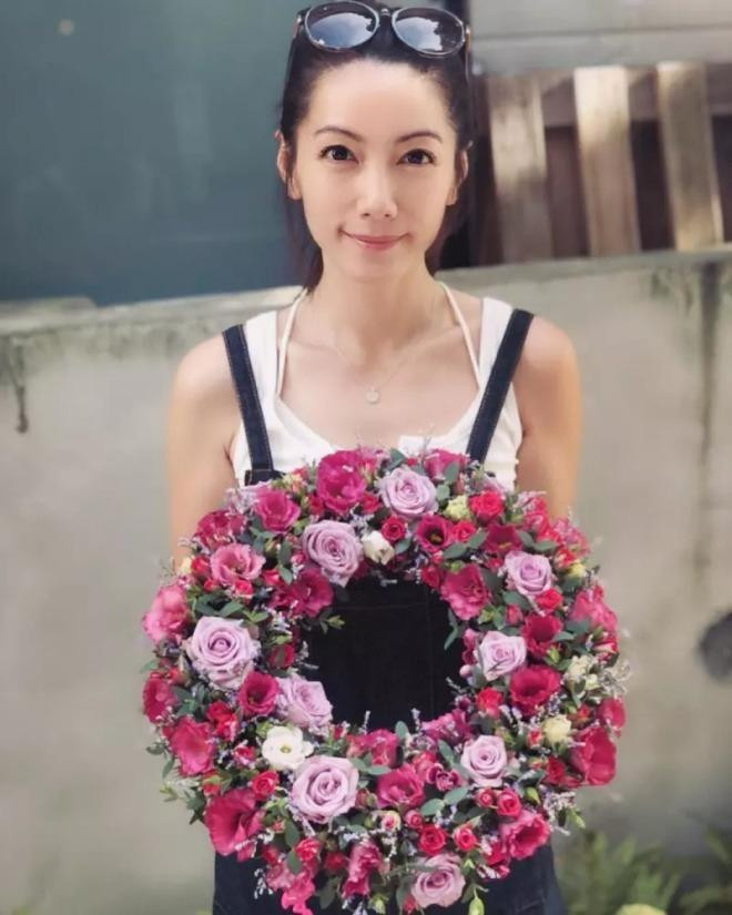 Trong những bức ảnh trên trang cá nhân, Lâm Vi Quân luôn xuất hiện với tâm trạng rất tốt và nụ cười của cô vẫn tươi mới như ánh mặt trời. Chính vì sở thích tập yoga mà dù đã 46 tuổi nhưng vóc dáng của cô vẫn rất hoàn hảo. * Tiêu đề bài viết đã được biên tập lại