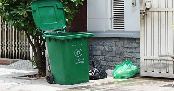 Nếu điều kiện cho phép thì nên đặt thùng rác ở hướng xuôi gió hoặc ở nơi vắng vẻ, để "lá bùa" nó tỏa ra không hấp thụ hết những điều may mắn trong gia đình.