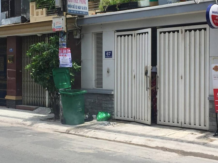 Mặc dù thùng rác thuận tiện cho người dân đổ rác nhưng trong phong thủy, thùng rác được coi là vật bẩn thỉu sẽ phá hủy bầu không khí trong lành trước cửa nhà.