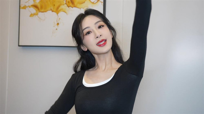 ấn đề sức khỏe của Dương Tử lại tiếp tục trở thành chủ đề bán tán xôn xao trên mạng xã hội. Theo đó, trong một vlog đầu năm mới, Dương Tử đã diện chiếc áo bó màu đen, để lộ cánh tay khẳng khiu gầy gò đáng báo động khiến người hâm mộ vô cùng lo lắng.