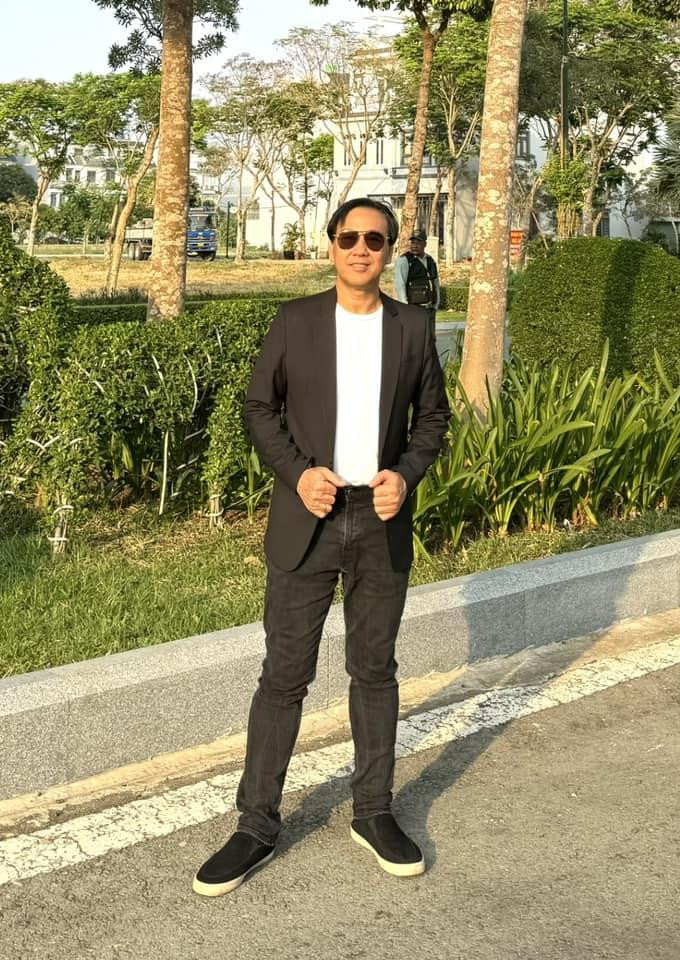 Đáng chú ý, lần này, MC Quyền Linh không còn mang dép tổ ong huyền thoại. Anh diện đôi giày cùng tông màu với trang phục. Bên dưới bài viết, doanh nhân Dạ Thảo - vợ MC Quyền Linh cũng tấm tắc khen: "Duyệt nhé ba Linh".