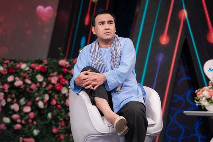 Phong cách "ruột" thường thấy của MC Quyền Linh là áo phông hoặc áo sơ mi có cổ bẻ, kèm quần jeans và dép tổ ong. Khi ở nhà, đi du lịch, đi làm hay đi sự kiện, anh cũng áp dụng kiểu mặc này. Đây được coi là cách giúp Quyền Linh gần gũi hơn với khán giả cả nước. Anh hiếm khi mặc đồ quá sang trọng như vest để đi dẫn chương trình, nhất là các show diễn vì xã hội, cộng đồng.