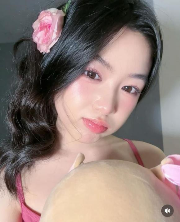 Bên cạnh đó, Lọ Lem cũng hé lộ khung ảnh lúc nhỏ. Có thể thấy, so với lớn lên, nhan sắc của cô bé không thay đổi nhiềuNgay sau khi đăng tải, những hình ảnh này của con gái Quyền Linh đã nhận được rất nhiều lời khen từ dân tình. Cư dân mạng cũng thi nhau "thả tim" cho loạt ảnh này của Lọ Lem.