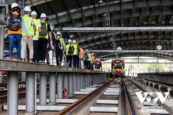 RAMP-UP được chia làm 2 giai đoạn chính. Giai đoạn 1: Tập trung các nhân sự vận hành (nhân sự thuộc phòng điều khiển OCC và nhân sự thuộc tổ Lái tàu), đây là 2 tổ nhân sự quan trọng để đảm bảo việc vận hành tàu an toàn và hiệu quả.