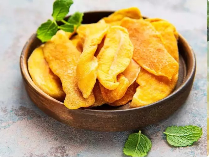 Xoài sấy khô: Xoài khô thường chứa đường bổ sung, góp phần làm tăng hàm lượng carbohydrate và làm tăng đột biến lượng đường trong máu. Chỉ số đường huyết của xoài khô có thể khác nhau nhưng nhìn chung ở mức trung bình đến cao.