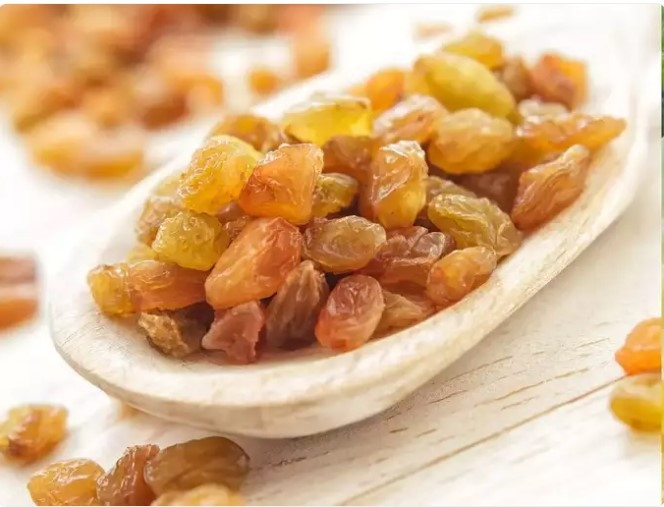 Nho khô: Nho khô có hàm lượng đường tự nhiên cao, đặc biệt là fructose sẽ khiến lượng đường trong máu tăng đột biến. Nho khô có chỉ số đường huyết cao, thường dao động từ 64 đến 100.