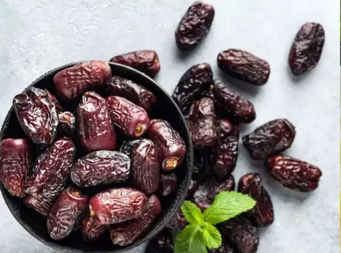Chà là: Chà là sấy khô rất giàu đường tự nhiên và có chỉ số đường huyết cao, dẫn đến lượng đường trong máu tăng nhanh. Chỉ số đường huyết của chà là thường cao, dao động từ 46 đến 75 hoặc hơn.