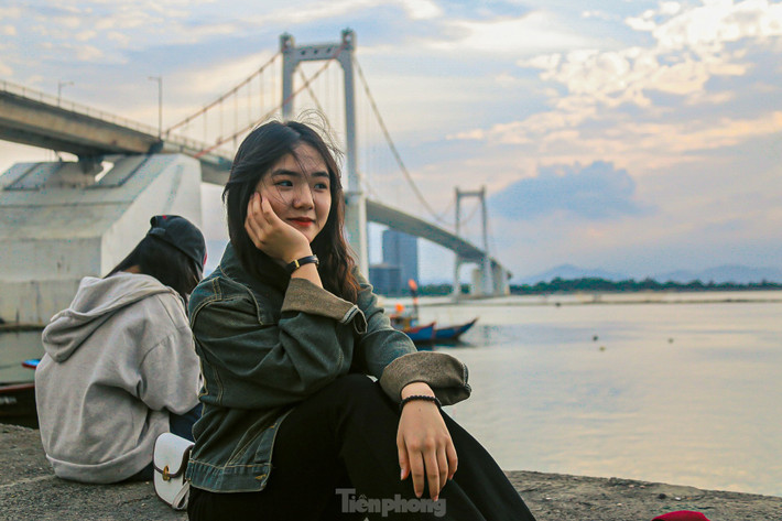 “Từ trước tới nay em ngắm hoàng hôn rất nhiều nơi nhưng đây là nơi đẹp nhất em từng đến. Dù đã tới từ rất sớm nhưng vẫn không dành được chỗ ngồi bởi lượng người đến đây rất đông. Tuy nhiên, em cũng đã chụp được những tấm hình đẹp”, bạn Trần Thị Thu (sinh viên Trường Đại học Duy Tân) cho biết.