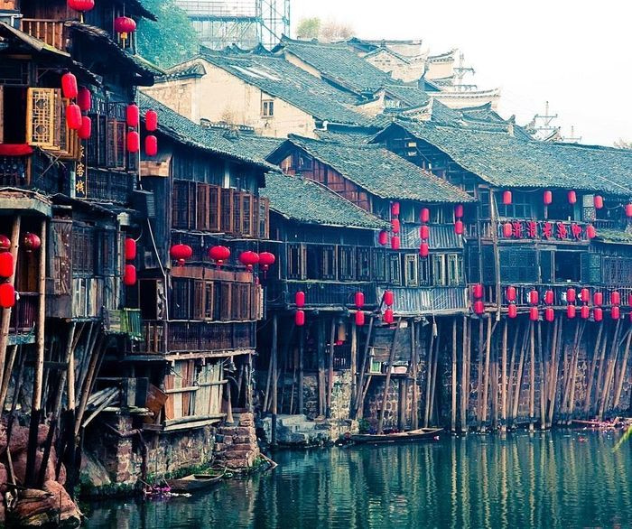 Phượng Hoàng Cổ Trấn có tuổi đời hàng trăm năm với nhiều loại hình kiến trúc khác biệt. Nổi bật là Điếu cước lâu, loại nhà sàn cổ giao thoa giữa kiến trúc truyền thống dân tộc Miêu và văn hóa của người Hán. Khác với nhà sàn thường thấy với toàn bộ ngôi nhà được dựng trên cột gỗ, Điếu cước lâu chỉ có một nửa sàn tựa trên các hàng cột chống vào sườn núi hay xuống mặt nước.