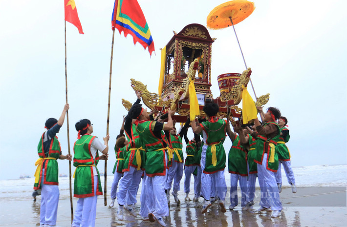 Đặc sắc nhất tại lễ hội cầu ngư ở lễ hội đền Cờn là màn " rước kiệu bay". Những trai làng khỏe mạnh được tuyển chọn để vác kiệu trên vai. Họ vừa chạy, vừa hô hào rất khí thế.