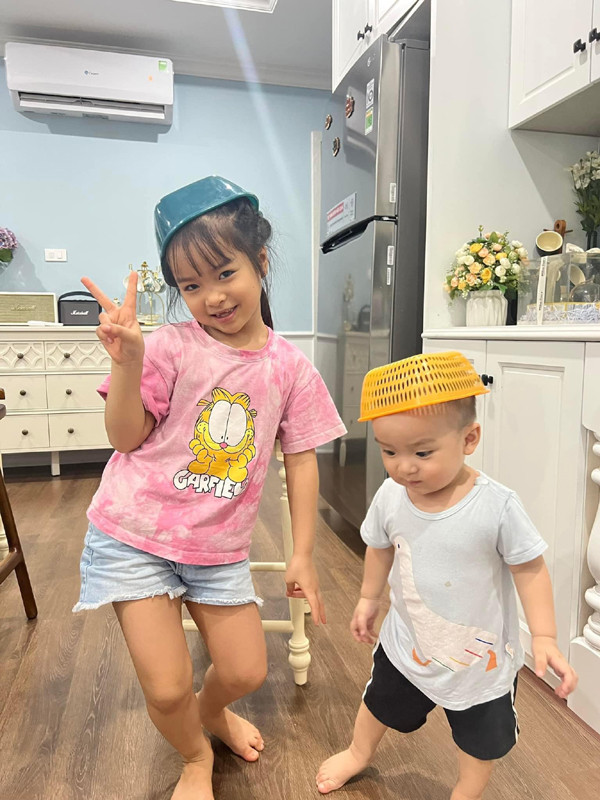 br/>Bên cạnh việc quay các clip diễn xuất cùng bố mẹ, bé Thóc còn biết phụ giúp mẹ làm những công việc nhỏ trong nhà và chơi với em.
