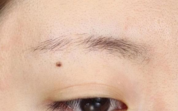 Đuôi chân mày lưa thưa: Trong nhân tướng học một người phụ nữ nếu như sơ hữu đôi chân mày thưa thớt là kiểu người tiêu hoang, có bao nhiêu hết bấy nhiêu.