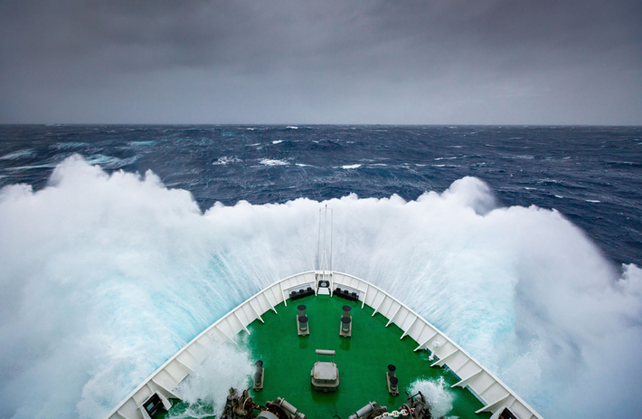 Ngày nay, vô số người đã thực hiện chuyến hành trình mạo hiểm xuyên qua Drake Passage, chủ yếu là khi du lịch đến Nam Cực bằng những con tàu lớn, hiện đại.