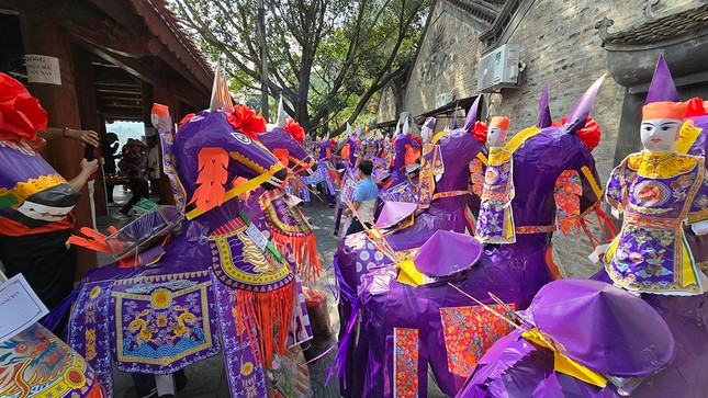 Nắm bắt nhu cầu của du khách thập phương khi về dâng lễ tại đền Bảo Hà, những năm gần đây, dịch vụ sắm lễ tại đền đã trở nên phổ biến. Tại đây, người dân có chuẩn bị sẵn lễ mặn gồm có xôi, gà, vàng mã, hương. Lễ chay có rượu, bia, nước ngọt, nước khoáng, hoa tươi, quả, bánh, kẹo, trà, thuốc lá; vàng lá, hương, nến, tiền trần, cau trầu…